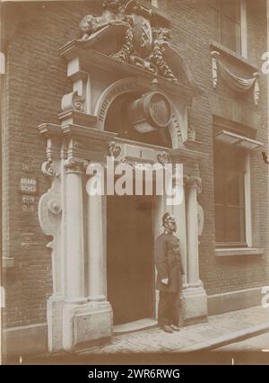 Tor des Spinhuis, jetzt installiert in der neuen Polizeistation im Spinhuissteeg in Amsterdam, anonym, Amsterdam, 1910 - 1920, fotografische Unterstützung, Höhe 174 mm x Breite 126 mm, Höhe 290 mm x Breite 226 mm, Foto Stockfoto