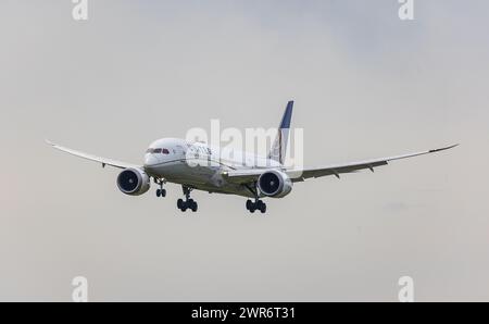 Eine Boeing 787-9 Dreamliner von United Airlines befindet sich im Landeanflug auf der Nordbahn des Flughafens München. Immatrikulation N24973. (München Stockfoto