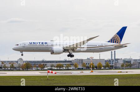 Eine Boeing 787-9 Dreamliner von United Airlines befindet sich im Landeanflug auf der Nordbahn des Flughafens München. Immatrikulation N24973. (München Stockfoto