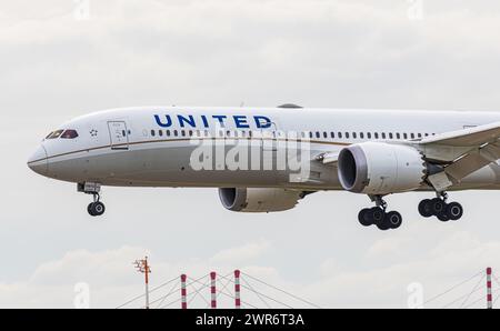 Eine Boeing 787-9 Dreamliner von United Airlines befindet sich im Landeanflug auf der Nordbahn des Flughafens München. Immatrikulation N24973. (München Stockfoto