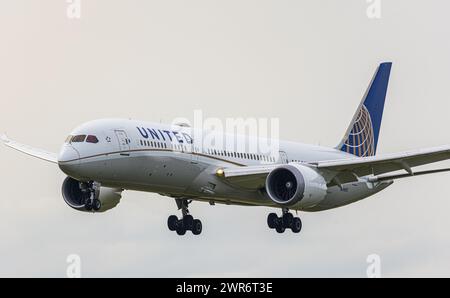 Eine Boeing 787-9 Dreamliner von United Airlines befindet sich im Landeanflug auf der Nordbahn des Flughafens München. Immatrikulation N24973. (München Stockfoto