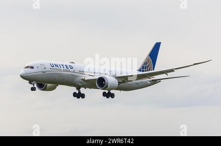 Eine Boeing 787-9 Dreamliner von United Airlines befindet sich im Landeanflug auf der Nordbahn des Flughafens München. Immatrikulation N24973. (München Stockfoto