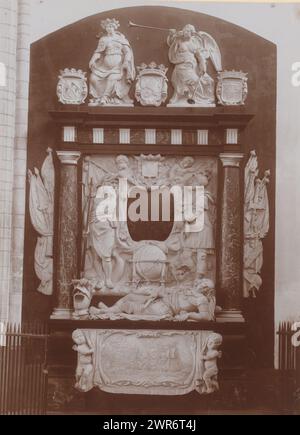 Grabdenkmal von Cornelis de Witt in der Grote oder Sint-Laurenskerk in Rotterdam, anoniem (Monumentenzorg), (zugeschrieben), Grote von Sint-Laurenskerk, 1911, fotografischer Träger, Höhe 219 mm x Breite 156 mm, Foto Stockfoto