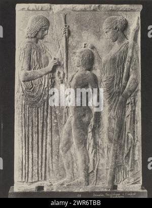 Demeter, Persephone und das Kind Triptolemos, Déméter, Perséphone et l'enfant Triptolème (Titel auf Objekt), anonym, Griekenland, ca. 1895 - ca. 1915, Papier, Kollotype, Höhe 280 mm x Breite 218 mm, Höhe 328 mm x Breite 239 mm, Foto Stockfoto