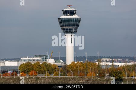 Blick zum Kontrollturm des Flughafens München, Franz Josef Strauss, wo die deutsche Flugsicherung ihre Arbeitsplätze hat. (München, Deutschland, 10,10 Stockfoto