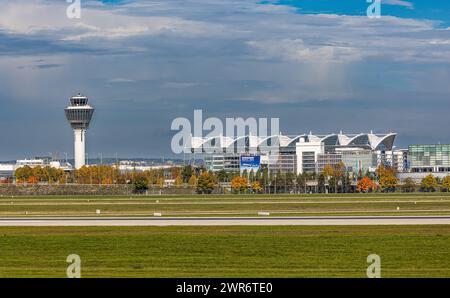 Blick auf den Flughafen München und dessen Kontrollturm, wo die deutsche Flugsicherung ihre Arbeitsplätze hat. Daneben das Terminal mit der interessan Stockfoto