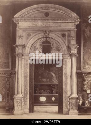 Innenraum der Scuola Grande di San Rocco in Venedig, Italien, Venedig Scuola di S Rocco (Titel auf Objekt), anonym, Venedig, 1851 - 1900, Karton, Albumendruck, Höhe 480 mm x Breite 320 mm, Foto Stockfoto