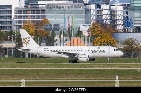 Ein Airbus A320-214 von GetJet Airlines rollt auf dem Flughafen München zur Startbahn. Immatriukaltion 9H-EMU. (München, Deutschland, 10.10.2022) Stockfoto