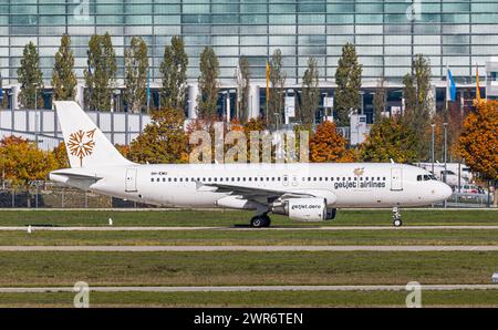 Ein Airbus A320-214 von GetJet Airlines rollt auf dem Flughafen München zur Startbahn. Immatriukaltion 9H-EMU. (München, Deutschland, 10.10.2022) Stockfoto