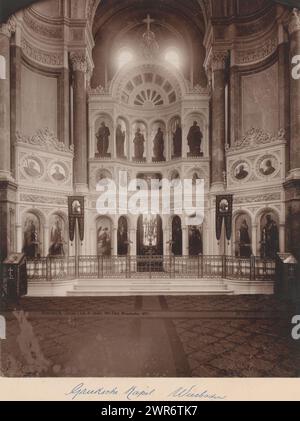 Altar der so genannten griechischen Kapelle in der Russisch-Orthodoxen Kirche auf der Neroberg, Wiesbaden, Deutschland, fälschlicherweise „griechische Kapelle“ in der Russisch-Orthodoxen Kirche „der Heiligen Elisabeth in Wiesbaden“ genannt, Adolf von Nassau diente als Grab für seine junge verstorbene Ehefrau Elisabeta Michailowna (Tochter des jüngeren Bruders des Zaren Alexander I. und Nikolaus I. von Russland) ließ es zwischen 1847 und 1855 errichten. Mondel & Jacob, Mondel, Julius Jacob, Wiesbaden, 1897, Papier, Albumendruck, Höhe 282 mm x Breite 225 mm, Höhe 508 mm x Breite 330 mm Stockfoto