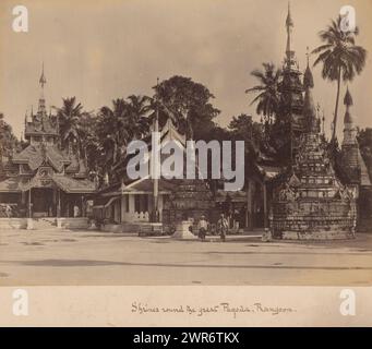 Schrein rund um die Shwedagon-Pagode, Yangon, Myanmar, Pagode mit Grabkammern und Palmen, von einem offenen Ort aufgenommen. Das Land wird seit 1989 offiziell Union von Myanmar genannt, bevor es Birma hieß. Die Hauptstadt ist seit dem 7. November 2005 offiziell das zentral gelegene Naypyidaw (bei Pyinmana), obwohl der Umzug erst zu diesem Zeitpunkt begann. Die ehemalige Hauptstadt ist Rangoon (Yangon), die größte Stadt des Landes., anonym, Yangon, ca. 1880 - ca. 1900, fotografischer Träger, Albumendruck, Höhe 206 mm, Breite 268 mm, Höhe 380 mm, Breite 301 mm Stockfoto