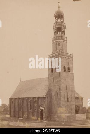 Nordwestliche Seite der Grote Kerk in Hindeloopen, anoniem (Monumentenzorg), (zugeschrieben), A.J.M. Mulder, (möglicherweise), Hindeloopen, 1892, fotografischer Träger, Albumendruck, Höhe 238 mm x Breite 169 mm, Fotografie Stockfoto