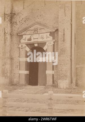 Eingang auf der Nordseite der Grote Kerk in Hindeloopen, anoniem (Monumentenzorg), (zugeschrieben), A.J.M. Mulder, (möglicherweise), Hindeloopen, 1892, fotografischer Träger, Albumendruck, Höhe 235 mm x Breite 174 mm, Fotografie Stockfoto