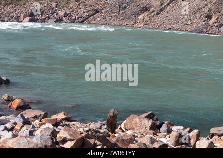 Ruhige Symphonie, der rhythmische Tanz des Flusses durch zerklüftete Felsen in der bezaubernden Landschaft von Rishikesh, Uttarakhand, Indien Stockfoto