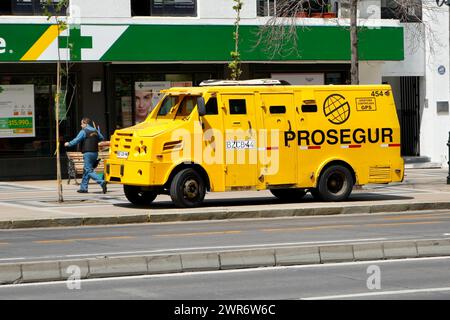 Ein gelber Mercedes Prosegur Sicherheitswagen auf der Straße. Stockfoto