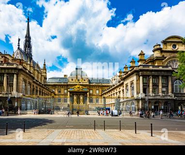 Paris, Frankreich - 23. Juli 2022: Palais de Justice (Justizpalast) ist ein Justizzentrum und Gerichtsgebäude Stockfoto