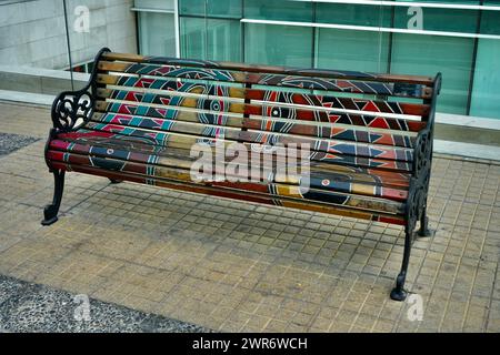 Gemalte Bank in Las Condes, ein Projekt, das 2010 von der Kunstgalerie La Sala ins Leben gerufen wurde. Stockfoto