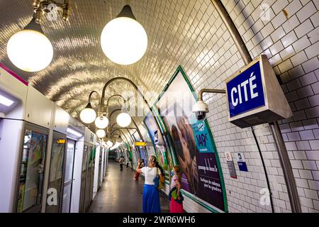 Paris, Frankreich - 23. Juli 2022: Cite Paris Metro Station in Paris. Stockfoto