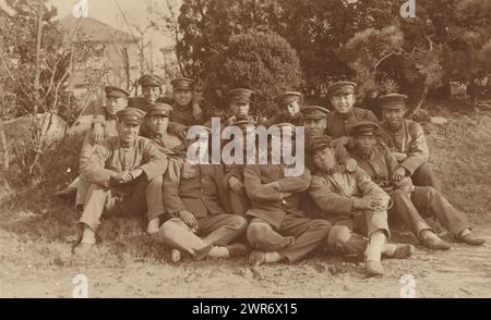 Gruppenporträt, Gruppenporträt einer Gruppe japanischer Soldaten. Einzelfoto im Leporello-Fotoalbum mit Fotos des Militärdienstes japanischer Soldaten., anonym, Japan, ca. 1930 - ca. 1940, fotografischer Träger, Gelatinedruck, Höhe 86 mm x Breite 136 mm, Fotografie Stockfoto