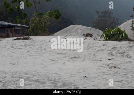 In Rishikesh mischen sich weiße Sandhügel mit üppigen grünen Bäumen und schaffen eine friedliche und malerische Szene. Stockfoto