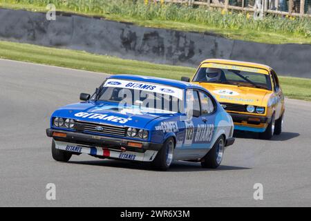 Jake Hill im Ford Capri III 3.0S 1980 während des Gordon Spice Trophy Rennens beim 80th Members Meeting in Goodwood, Sussex, Großbritannien. Stockfoto