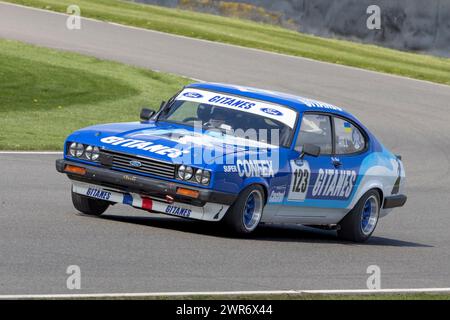 Jake Hill im Ford Capri III 3.0S 1980 während des Gordon Spice Trophy Rennens beim 80th Members Meeting in Goodwood, Sussex, Großbritannien. Stockfoto