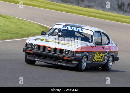 Tom Waterfield im Hertz Ford Capri III 3.0S 1981 während des Gordon Spice Trophy Rennens beim 80. Mitgliedertreffen in Goodwood, Sussex, Großbritannien. Stockfoto