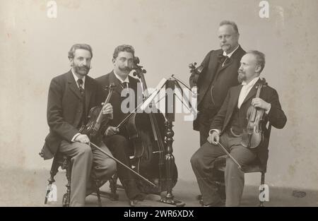 Gruppenporträt eines Streichquartetts, dieses Foto ist Teil eines Albums. W. Hoffert, 1901, Pappe, Gelatine, Silberdruck. Höhe 134 mm x Breite 196 mm, Foto Stockfoto
