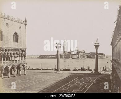 St. Markusplatz mit zwei Säulen und Blick auf die Isola S. Giorgo in Venedig, Venezia - Piazzetta Due colonne e l'Isola S. Giorgio (Titel zum Objekt), Petite Place Saint-Marc avec vue sur les Lagunes et Ile St. Georges. (Titel über Objekt), Teil des topographischen Albums von Venedig 1881, Carlo Ponti, Venedig, 1860 - 1881, fotografische Unterstützung, Albumendruck, Höhe 200 mm x Breite 260 mm, Foto Stockfoto