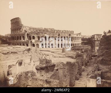 Ansicht des Kolosseums in Rom, anonym, Rom, 1851 - 1900, Papier, Albumendruck, Höhe 203 mm x Breite 264 mm, Höhe 243 mm x Breite 329 mm, Foto Stockfoto