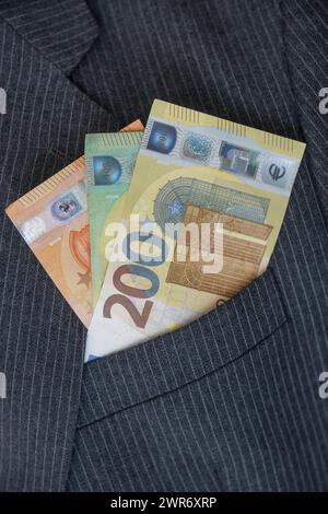 Mehrere Euro-Scheine stecken in der Tasche eines Nadelstreifenanzugs *** mehrere Euro-Banknoten in der Tasche eines Nadelstreifenanzugs Nordrhein-Westfalen Deutschland, Deutschland GMS11174 Stockfoto