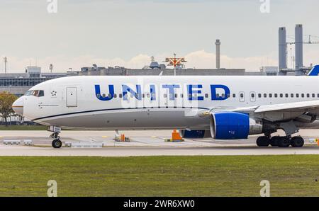 Eine Boeing 767-322ER von United Airlines startete von der Nordbahn des Flughafens München. Registrierung N648UA. (München, Deutschland, 09.10.2022) Stockfoto