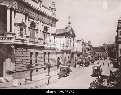 Blick auf die Straße in der Rua primeiro de Marc mit dem Gericht und der Kirche da Cruz dos Militares in Rio de Janeiro, Supréme Tribunal et Eglise da Cruz dos Militares (Titel zum Objekt), Marc Ferrez, anonym, Rio de Janeiro, 1890 - 1910, Papier, Kollottyp, Höhe 172 mm x Breite 233 mm, Höhe 257 mm x Breite 332 mm, fotomechanischer Druck Stockfoto