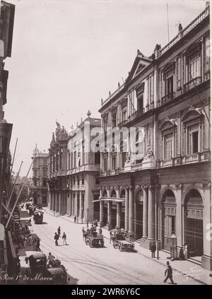 Straßenansicht in Rua Primeiro de Marc in Rio de Janeiro, Rue 1e de Marco (Titel zum Objekt), Marc Ferrez, anonym, Rio de Janeiro, 1890 - 1910, Papier, Kollottyp, Höhe 237 mm x Breite 176 mm, Höhe 332 mm x Breite 260 mm, fotomechanischer Druck Stockfoto