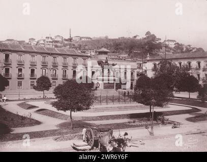 Statue des Generals Osorio zu Pferd in Rio de Janeiro, Statue du General Ozorio (Titel zum Objekt), Marc Ferrez, anonym, Rio de Janeiro, 1890 - 1910, Papier, Kollottyp, Höhe 173 mm x Breite 234 mm, Höhe 258 mm x Breite 330 mm, fotomechanischer Druck Stockfoto