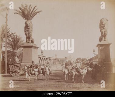 Qasr al-Nil-Brücke über den Nil in Kairo, Entrance du Pont de Kasr el Nil (Titel über Objekt), C. & G. Zangaki, Cairo, 1870 - 1910, Papier, Albumendruck, Höhe 223 mm x Breite 283 mm, Foto Stockfoto