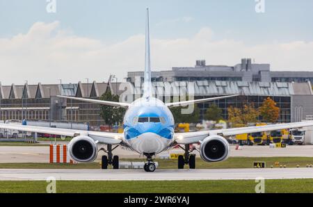 Eine Boeing 737-800 von TUI Fly rollt auf die Nordbahn des Flughafens München, dort wird das Flugzeug wenig später starten. Immatrikulation: D-ATUK. (M Stockfoto