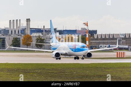 Eine Boeing 737-800 von TUI Fly rollt auf die Nordbahn des Flughafens München, dort wird das Flugzeug wenig später starten. Immatrikulation: D-ATUK. (M Stockfoto