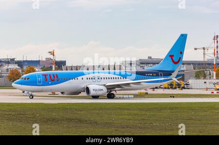 Eine Boeing 737-800 von TUI Fly rollt auf die Nordbahn des Flughafens München, dort wird das Flugzeug wenig später starten. Immatrikulation: D-ATUK. (M Stockfoto