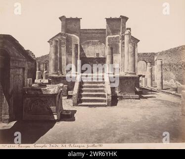 Ruine des Isis-Tempels in Pompeji, Italien, Tempel Iside dit Pelasgia fouilles 1763 (Titel auf Objekt), Pompeji (Titel auf Objekt), Giorgio Sommer, (zugeschrieben), Pompeji, 1857 - 1875, Karton, Albumendruck, Höhe 307 mm x Breite 404 mm, Foto Stockfoto