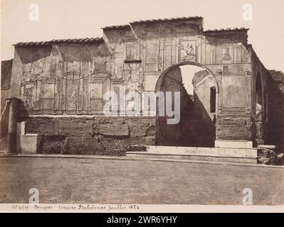 Ruine der Stabischen Bäder in Pompeji, Italien, Termes Stabiennes fouilles 1824 (Titel über Objekt), Pompeji (Titel über Objekt), Giorgio Sommer, (zugeschrieben), Pompeji, 1857 - 1875, Karton, Albumendruck, Höhe 307 mm x Breite 405 mm, Foto Stockfoto