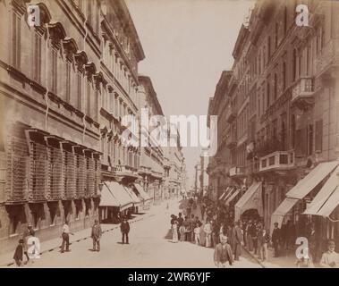 Straßenansicht der Via del Corso in Rom, Via del Corso - Veduta animata presa da Piazza Venezia (Titel auf Objekt), Roma (Titel auf Objekt), anonym, Rom, 1870 - 1900, Papier, Albumendruck, Höhe 201 mm x Breite 251 mm, Foto Stockfoto