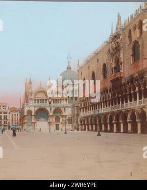 Blick auf den Markusplatz in Richtung Markusdom in Venedig, Piazzetta dalle colonne (Titel auf Objekt), anonym, Venedig, 1851 - 1900, Papier, Albumendruck, Höhe 186 mm x Breite 242 mm, Foto Stockfoto