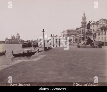 Ansicht der Riva degli Schiavoni in Venedig, Riva Schiavoni (Titel über Objekt), Paolo Salviati, Venedig, 1860 - 1870, Papier, Albumendruck, Höhe 197 mm x Breite 250 mm, Höhe 275 mm x Breite 364 mm, Foto Stockfoto