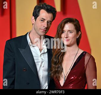 Beverly Hills, Usa. März 2024. Mark Ronson (L) und Grace Gummer kommen am Sonntag, den 10. März 2024, zur Vanity Fair Oscar Party im Wallis Annenberg Center for the Performing Arts in Beverly Hills, Kalifornien. Foto: Chris Chew/UPI Credit: UPI/Alamy Live News Stockfoto