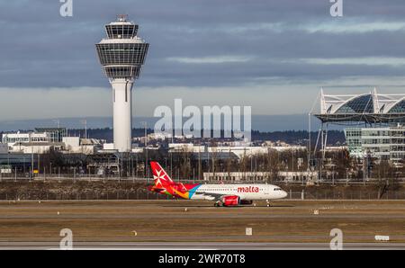 München, Deutschland - 1. Januar 2022: Ein Airbus A320-251N von Air Malta rollt nach der Landung auf dem Flughafen München zum Terminal. Registrierung Stockfoto