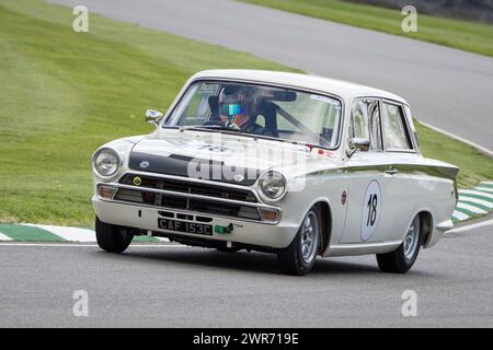 Kyle Tilley in seinem Ford-Lotus Cortina MkI 1965 während des Jim Clark Trophy Rennens beim Goodwood 80th Members Meeting in Sussex, Großbritannien Stockfoto
