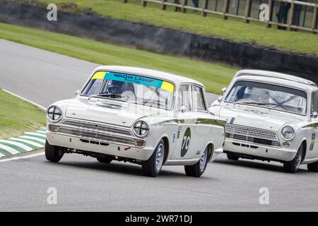 Justin Law im Ford-Lotus Cortina MkI 1965 während des Jim Clark Trophy Rennens auf Goodwood 80th Members Meeting in Sussex, Großbritannien Stockfoto