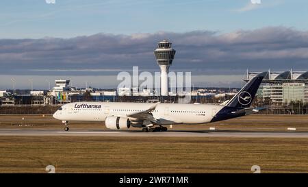 München, Deutschland - 1. Januar 2022: Ein Airbus A350-900 von Lufthansa landet auf dem Flughafen München. Registrierung: D-AIXB. Stockfoto