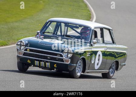 TIFF Needell im Ford-Lotus Cortina MkI 1965 während des Jim Clark Trophy Rennens beim Goodwood 80th Members Meeting in Sussex, Großbritannien Stockfoto